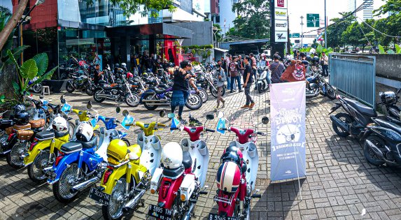 Ratusan Motor Komunitas Tumpah Ruah di Idemitsu Moto Lounge